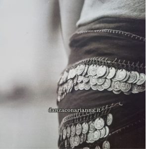 Esercizi di danza del ventre per sciogliere il bacino Esercizi di danza del ventre per sciogliere il bacino